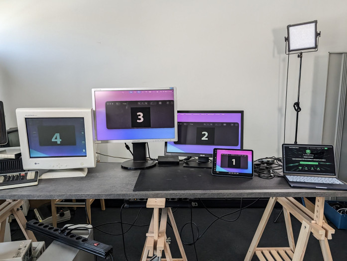 Der vierte Monitor ist ein iPad. (Bild: Oliver Nickel/Golem.de)